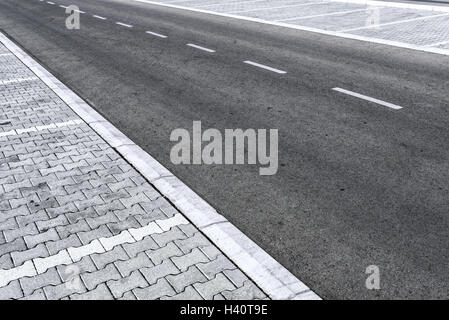 Leere zweispurige Asphalt Straße Landstraße verschwinden in Sicht Stockfoto