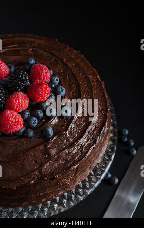 Drei Mehl Schokolade Kuchen mit, ohne Beeren Stockfoto