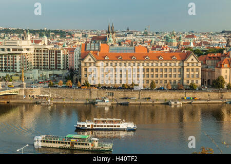 Herbstnachmittag auf Moldau in Prag, Tschechien. Mit Blick auf die Altstadt. Stockfoto