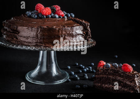 Drei Mehl Schokolade Kuchen mit, ohne Beeren Stockfoto