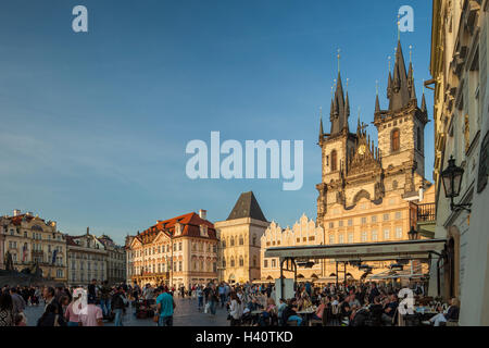 Herbstnachmittag am Altstädter Ring in Prag, Tschechien. Unsere Liebe Frau vor Tyn Kirche in der Ferne. Stockfoto