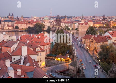 Abenddämmerung in Prag, Tschechien. Charles Brücke führt über Moldau in Richtung Altstadt. Stockfoto
