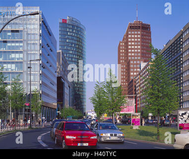 Deutschland, Berlin, Potsdamer Straße, Deutsche Bahn Tower, Sony Center, Kollhoff Gebäude, Daimler-Benz bauen, Europa, Stadt, Hauptstadt, Stadtzentrum, Innenstadt, Neubauten, Gebäude, Hochhäuser, Strukturen, Architektur, Straßenszene, Verkehr, Stadt-Verkehr Stockfoto