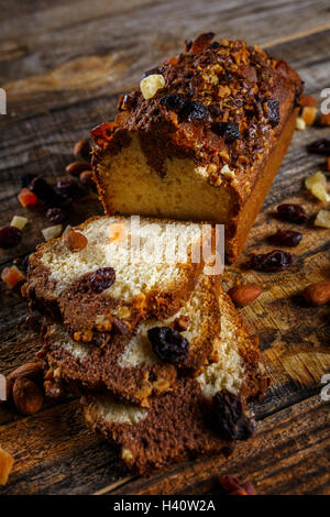 Marmor-lbs-Kuchen mit kandierten Mandeln und Preiselbeeren auf einem Holzbrett Stockfoto