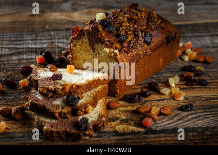 Marmor-lbs-Kuchen mit kandierten Mandeln und Preiselbeeren auf einem Holzbrett Stockfoto