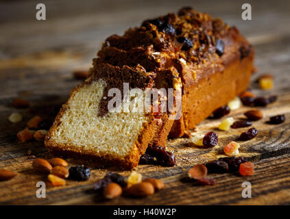 Marmor-lbs-Kuchen mit kandierten Mandeln und Preiselbeeren auf einem Holzbrett Stockfoto