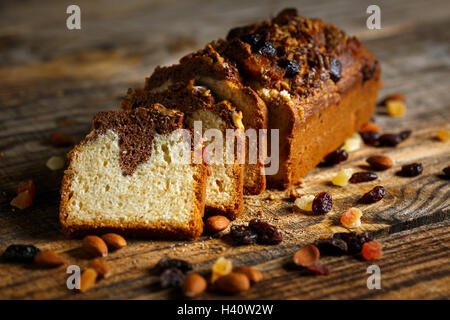 Marmor-lbs-Kuchen mit kandierten Mandeln und Preiselbeeren auf einem Holzbrett Stockfoto