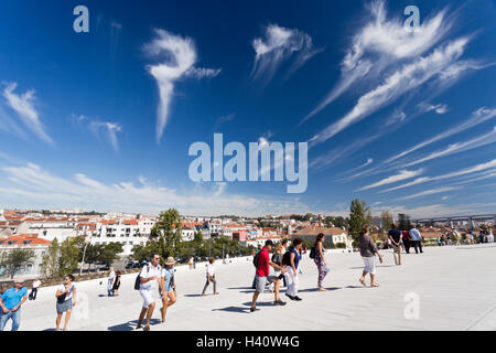 Menschen auf dem Dach des MAAT (Museum für Kunst, Architektur und Technologie), mit Blick auf die Stadt im Hintergrund, in Lisbo Stockfoto