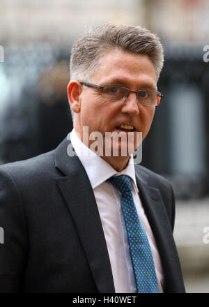 Anti-Sklaverei Kommissar Kevin Hyland kommt in der Westminster Abbey in London für einen Service und eine Kranzniederlegung zum Gedenken an die Arbeit von William Wilberforce und markieren Sie das Vereinigte Königreich Engagement gegen die modernen Sklaverei. Stockfoto