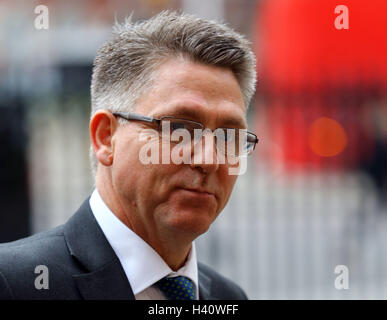 Anti-Sklaverei Kommissar Kevin Hyland kommt in der Westminster Abbey in London für einen Service und eine Kranzniederlegung zum Gedenken an die Arbeit von William Wilberforce und markieren Sie das Vereinigte Königreich Engagement gegen die modernen Sklaverei. Stockfoto