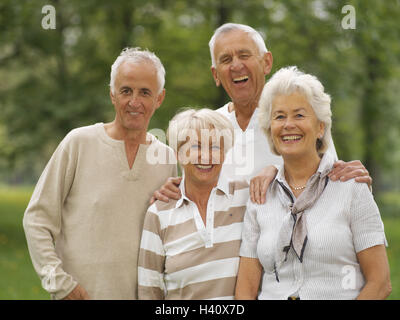 Senior, Paare zwei, glücklich, halbe Porträt, Sommer, draußen, Ausflug, Urlaub, Ruhestand, Rentenalter, Freizeit, Erholung, Ruhe, alten Menschen, Senioren, Rentner, 60-70 Jahre, vier, Männer, Frauen, Freunde, Paare, glücklich, zufrieden, aktiv Stockfoto