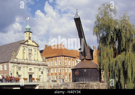 Deutschland, Lüneburger Heide, Lüneburg, altes Kaufhaus, alten Kran, Europa, Niedersachsen, Blick auf die Stadt, Fluss, Ilmenau, Haus, Gebäude, Barockfassade, Fischmarkt, 1332, Swing Kran, stellenweise, Zinsen, Kultur, Sommer, Urlaub route der Alp Ostsee Stockfoto