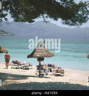 Spanien, Mallorca, Halbinsel, Form Ziel, Sandstrand, Badegäste, die Balearen, Insel, Mittelmeer, Strand, Strand, Liegestühle, Sonnenschirme, Touristen, Sonnenbad, Urlaub, Sommer, Erholung, Ruhe, Meer, Wasser Stockfoto