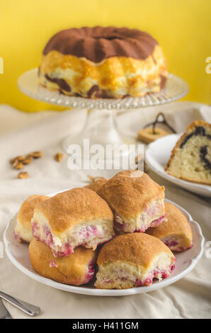 Gefüllte Brötchen, alle hausgemachte, leckere und einfache Rezeptur und Quarkkuchen Stockfoto