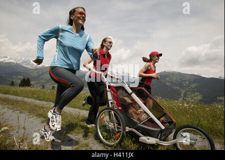 Feldweg, Frauen, Mädchen, sportlich, Joggen, schieben, Baby Jogger, jung, Freunde, Tochter, Säuglinge, Kinderwagen, Sport, Sportlerinnen, Joggen, laufen, laufen, Ausdauer, Ausdauer Sport, Ausdauer training, Training, Fitness-Training, Sport-Bekleidung Stockfoto