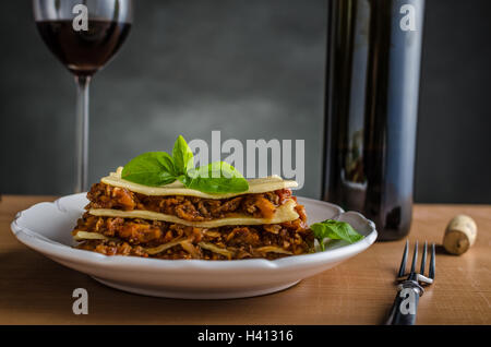 Lasagne Bolognese - original Rezeptur mit Rindfleisch, Wurzelgemüse und Rotwein, Platz für Werbung Stockfoto