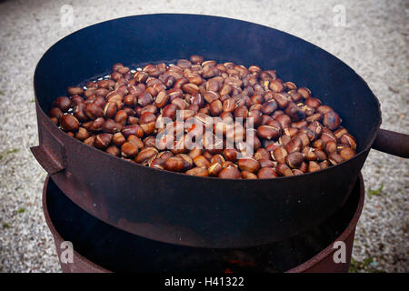 Geröstete Kastanien. Kochen von Kastanien. Italien. Europa. Stockfoto