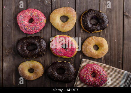 Selbstgemachte Donuts, für den größeren Hunger, Schokolade Pinky und Suger, amerikanische Kappe Morgen, Platz für Werbung Stockfoto