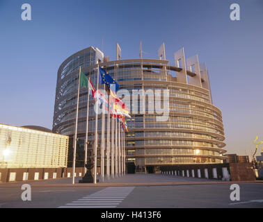 Frankreich, Straßburg, Europäisches Parlament, Abgeordnetenhaus, Flaggen, Europa, Straßburg, Architektur, Europäisches Parlament, Glasfront, Fahnen, verstorben, Schlag, Nationen, Wind, europäisch, europäische Flagge Europaflagge, Fahnenmasten, Abendlicht Stockfoto