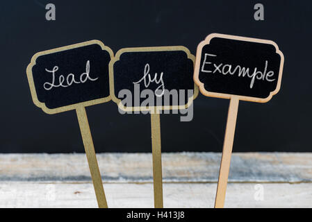 Geschäft Nachricht führen durch Beispiel auf hölzernen Mini Tafel Etiketten mit Kreide geschrieben Stockfoto