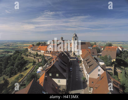 Deutschland, Baden-Wurttemberg, Waldenburg, Stadtübersicht, Hohenloher Ebene, Europa, Hohenlohekreis, Stadt, Teil Stadt, Häuser, Wohnhäuser, Kirche, Kirchturm, Straße, Tal, Landschaft, Ort von Interesse, Ansicht, Ansicht Stockfoto