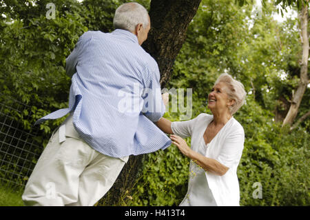 Garten, Baum, senior paar, Fänge spielt Sommer, Freizeit, Spaß, Vergnügen, Lust am Leben, glücklich, verliebt, Liebe, unternehmungslustig, koppeln, jung geblieben Senioren gut Ager, lacht gemeinsam, fröhlich, frei, Unbeschwertheit Stockfoto