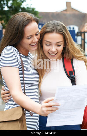 Teenage Girls feiern Prüfungsergebnisse Stockfoto