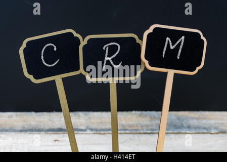 Geschäft Nachricht CRM Customer Relationship Management auf hölzernen Mini Tafel Etiketten mit Kreide geschrieben Stockfoto