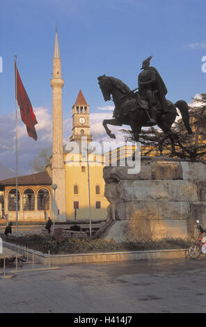 Tirana, Albanien, Iran Rrethi I Skanderbeg-Platz, Ethem Bey Moschee, Reiterstandbild, Europa, Balkan Halbinsel, Stadt, Hauptstadt, Stadt, Tirana, Innenstadt, Zentrum, Hauptplatz, Raum Skanderbeg, Raum Skanderbeg, Ethem-Bey-Mosche, Kirche, Glockenturm, 35 m Stockfoto