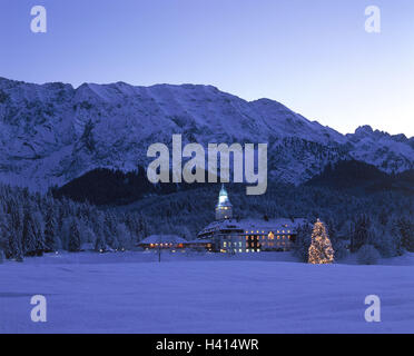 Deutschland, Bayern, Werdenfelser Land, Wettersteingebirge, Schloss Elmau, Weihnachten, Winter, Dämmerung, Süddeutschland, Oberbayern, Berglandschaft, Weihnachtsbaum, Christbaum, Gebäude, Hotel, Architektur, Schnee, Schnee, Winterurlaub, Ferienregion, Abend, Berge, Abendstimmung, Ferienregion, zu Weihnachten, Stockfoto