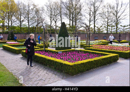 Besucher im Garten der Keukenhof in Lisse, Holland, Niederlande. Stockfoto