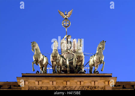 Deutschland, Berlin, Brandenburger, Tor, Detail, Quadriga, Beleuchtung, Dämmerung, Europa, Kapital, Sehenswürdigkeit, Ziel, Gebäude, Architektur, Struktur, Tor, Wahrzeichen, erben. zu Ehren von Herzog Karl Wilhelm Ferdinand C.G.Langhans, 1788-91, 4 Motorrad-Kombination, Göttin Sieg Viktoria, Kultur, Abend Stockfoto