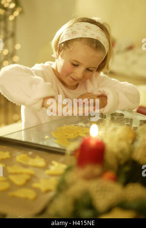 Yule-Flut, Backen, Mädchen, Plätzchenteig, ausgeschnitten, Porträt, innen, zu Hause, Küche, Advent, Advent-Saison, Adventskranz, Weihnachten, Weihnachten, Weihnachten, Haushalt, Vorbereitung, Gebäck, Teig, Kuchen, Weihnachten Baker, süß, Keks, Chris Stockfoto