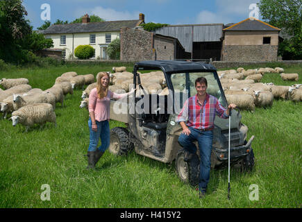 Neue junge Landwirte Rosanna & Ian horseley leben das gute Leben auf der Schäferei in Devon nach verlassen London. Eine im Vereinigten Königreich Stockfoto