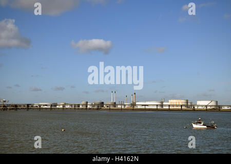 Canvey Insel, Essex UK - Benzin-Lagerung-Tanker Stockfoto