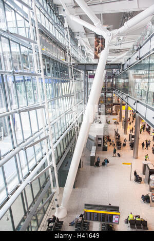 Hohe, Interieur, Innen, Aussicht, Aussichtspunkt, Terminal 5, fünf, am Londoner Flughafen Heathrow, London, England. Großbritannien, Großbritannien, Europa, Europäischen, Stockfoto