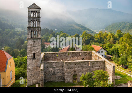 Ruinen der St. Mary Church und St Luke Glockenturm, Morgen Nebel, in Jajce, zentrale Bosnien Kanton, Bosnien und Herzegowina Stockfoto