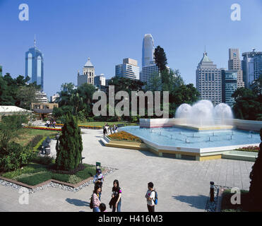 China, Hong Kong Island, Zoologisch-Botanischer Garten, Besucher, Hintergrund, hoch steigt, Asien, Ostasien, Zhonghua Renmin Gongheguo, Insel, Island, Xianggang, Hsiangkang, Gebäude, Wolkenkratzer, Skyline, Garten, Park, Weg, gut, Brunnen, spielen Wasser, Ort von Interesse Stockfoto