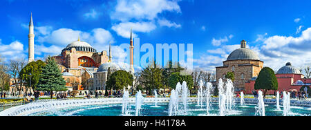 Blick von der Hagia Sophia und Ayasofya Hürrem Sultan Hamam vom Sultanahmet Park, Istanbul, Türkei. Stockfoto