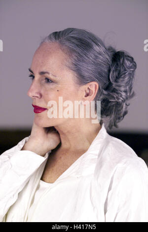 Senior, Lächeln, Seitenansicht, Geste, Porträt, Frauen Porträt, Frau, 50-60 Jahre, Best Age, Zufriedenheit, Gleichgewicht, Langhaarig, grauhaarige, hohe Frisur, Make-up, diskret, course, Natürlichkeit Stockfoto