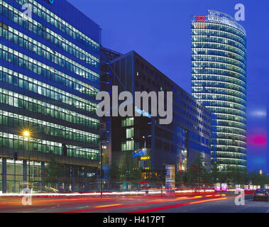 Deutschland, Berlin, Potsdamer Straße, Deutsche Bahn Tower, Sony Center, Straßenszene, Abend, Europa, Stadt, Hauptstadt, Stadtzentrum, Innenstadt, Neubauten, Gebäude, Hochhäuser, Bürogebäude, Strukturen, Architektur, Straße, Verkehr, Stadtverkehr, leichte Spuren, Nacht Stockfoto