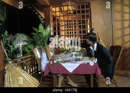 Restaurant, Terrasse, paar, elegant, Essen, asiatisch, Mann, Frau, Feed, Stäbchen, Abendbar, Restaurant, chinesisches Restaurant, in Chinesisch, Restaurantterrasse, Stab, Tisch-Schmuck, Dekoration, Blüten, Spaß, glücklich, Abendessen Stockfoto
