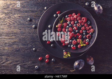 Sommer Obst auf schwarzer Holztisch Stockfoto