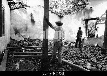 CHALATENANGO, EL SALVADOR, FEB 1984: - innerhalb der FPL-Guerilla Zones of Control - Dorfbewohner stehen in den Ruinen ihrer Kirche, zerstört während einer Armee-Operation in der Gegend Stockfoto