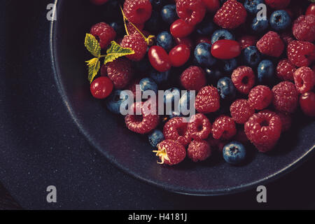 Frische Beeren in der Schüssel Stockfoto