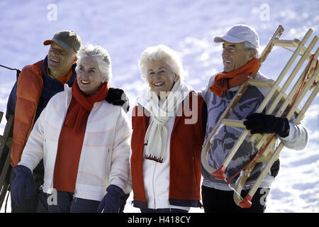 Ältere Ehepaare, zwei, Folien, Carry, glücklich, eine Gruppe Bild, 60-70 Jahre, Senioren, Paare, Best Age, Freundschaft, Freunde, Freizeit, Freizeit, gemeinsam gehen, Aktivität, Unterhaltung, Spaß, Fröhlichkeit, glücklich, egalisieren, Freude, Winterwanderung, schieben Stockfoto