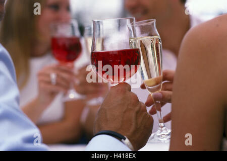 Gruppe, Männer, Frauen, Detail, Brille, Rotwein, Sekt, Kick off, draußen, Sommer, Freizeit, feiern, feiern, Getränke, Alkohol, Alkohol, Rotweingläser, Sektgläser, heben das Glas, Getränk, hochfest, Nahaufnahme Stockfoto