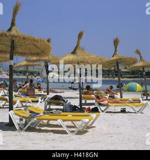 Spanien, Mallorca, port de Alcudia, Strand, Liegestühle, Sonnenschirme, Badegäste die Balearen, Insel, Mittelmeer, Sandstrand, Tourist, Tourismus, Strand, Beach Hotel, Sommer, Urlaub, Ruhe, Erholung, Sonnenbad Stockfoto