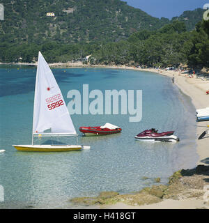 Spanien, Mallorca, Halbinsel, Form Ziel, Küste, Strand, Badegäste den Balearischen Inseln, Island, Mittelmeer, Küstenlandschaft, Meer, Strand, Sandstrand, Tourist, Badende, jet-Ski, Schlauchboot, Segelboote Stockfoto