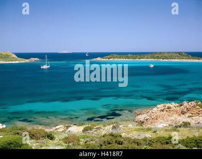 Italien, Sardinien, Capo Coda Cavallo, Küste, Bucht, Segelboote, Europa, Mittelmeer-Insel, Insel, Region Baronia, Küstenlandschaft, Galle Küste, Meer, Wasser, Stiefel, Reiseziel, Reiseziel, Sommer, Natur, Idylle, Ruhe, Stille Stockfoto